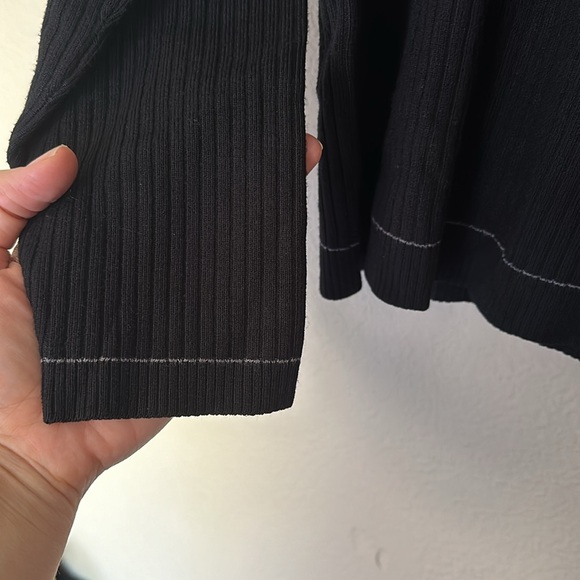 Classy V-Neck Sweater from Claiborne Black Men’s Size Medium - Picture 4 of 4